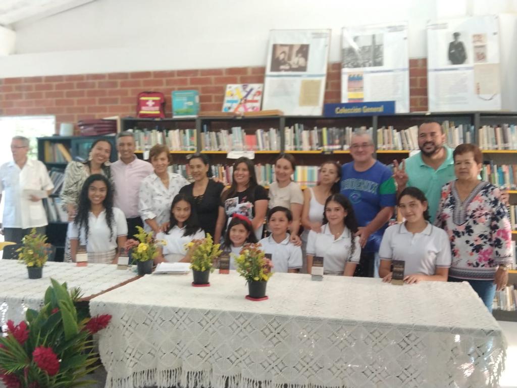 Ganadores y jurados miembros del Grupo de Tertulia Literaria